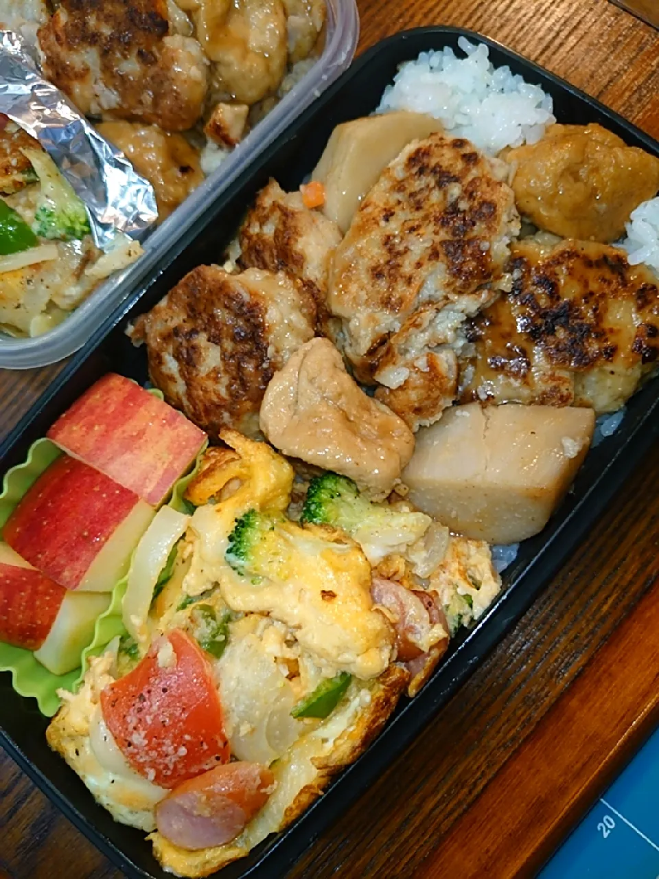 鶏つくねの煮物 &
スパニッシュオムレツ弁当|to coさん