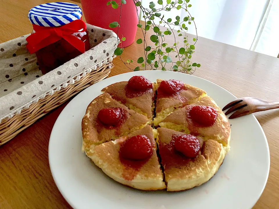 Snapdishの料理写真:＊自家製苺ジャムで🍓ケーキ風🍰パンケーキ朝食＊|＊抹茶＊さん