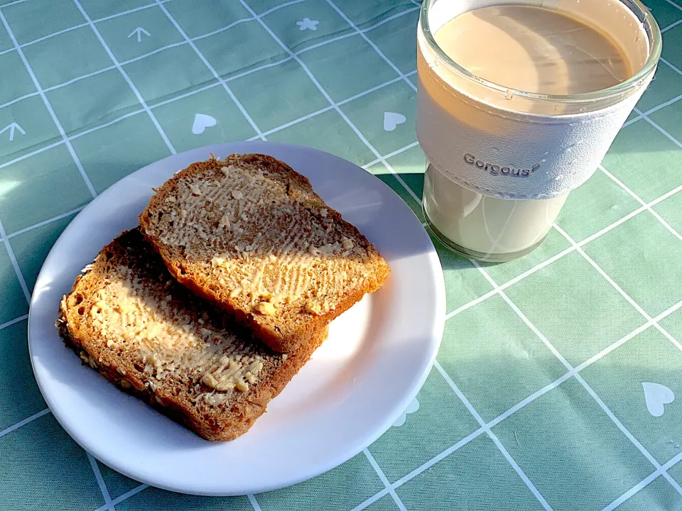 Snapdishの料理写真:杂粮列巴+花生酱 咖啡牛奶 394Kcal|tommoさん