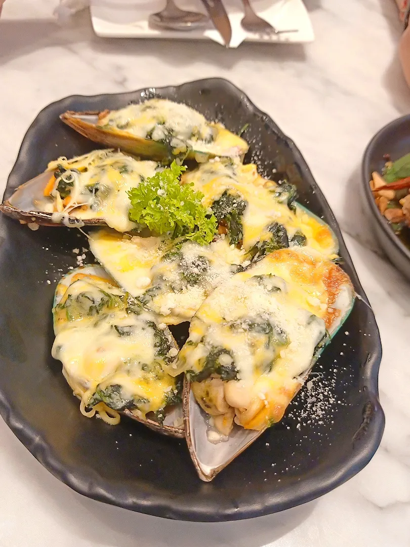 Snapdishの料理写真:Garlic Cheese Baked Mussels 🧄🧀🦪|An'leeさん