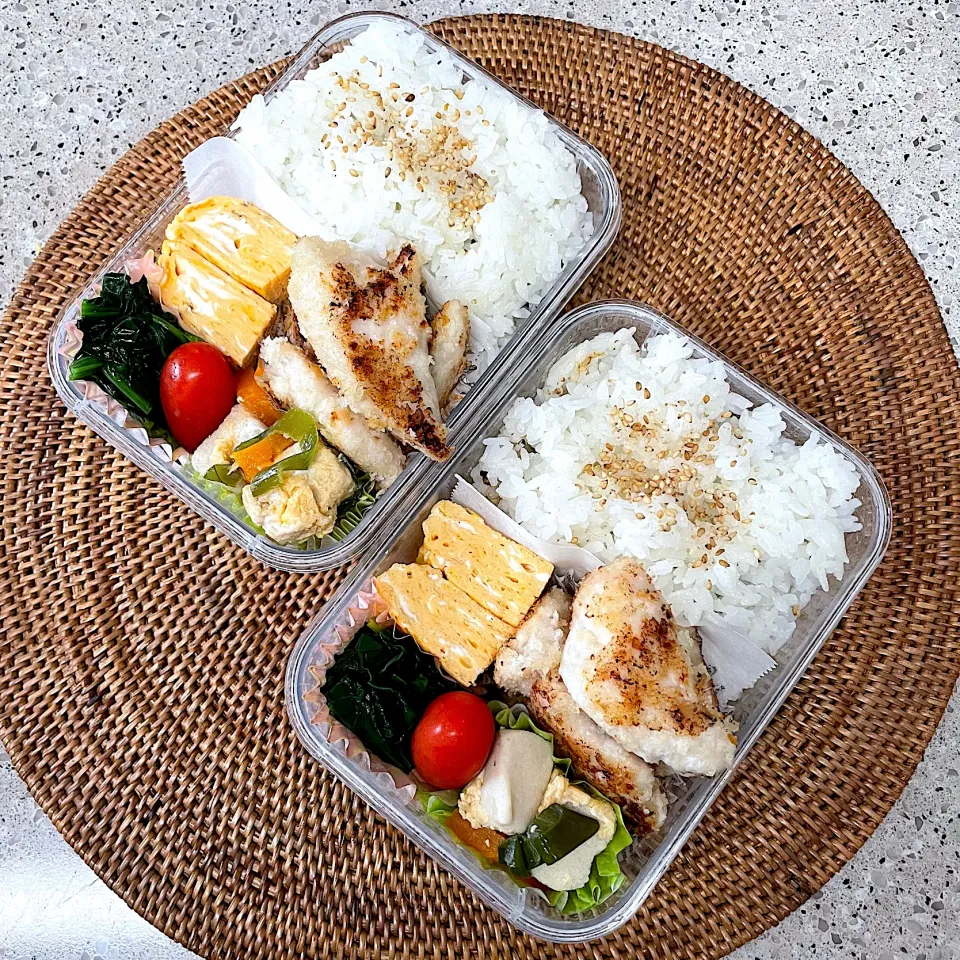 Snapdishの料理写真:肉味噌と焼き海苔挟んだご飯、卵焼き、縮みほうれん草、高野豆腐人参お葱卵とじ、ささみ塩麹パン粉焼き|しーさん