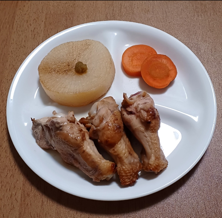 アルモンガ無いもんで昨夜と同じ、大根のステーキ、にんじん、手羽元のベリー醤油焼き
