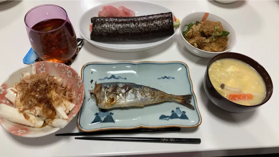 Snapdishの料理写真:晩御飯(^^)☆鯵の塩焼き☆カツとじ☆長芋短冊☆野菜の中華風かき卵スープ☆恵方巻き。これだけ、おかず作ってたら、１本で足りるでしょう💦恵方巻き作るのも買うのも高いんだよ｡ﾟ(ﾟ´ω`ﾟ)ﾟ｡姑さん家にも３本持って差し入れ。「あ、今日節分やったか😅曜日感覚無くなる😅」って喜んで受け取ってくれた😅|Saharaさん