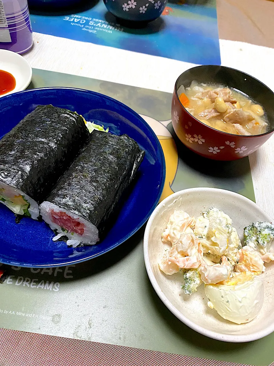 Snapdishの料理写真:恵方巻き、エビブロッコリーサラダ、豚汁|kaaaaaさん