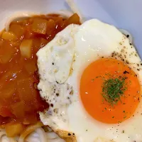 Snapdishの料理写真:ミネストローネをリメイクしたカレーをかけた饂飩目玉焼きのせ…何がメインだか|さっさんさん