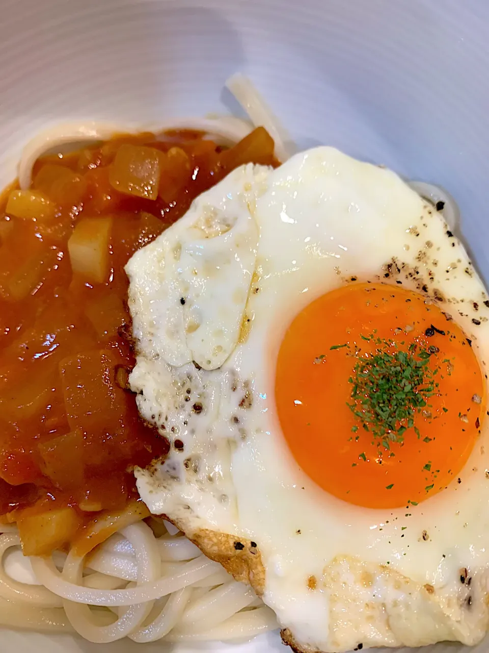 ミネストローネをリメイクしたカレーをかけた饂飩目玉焼きのせ…何がメインだか|さっさんさん