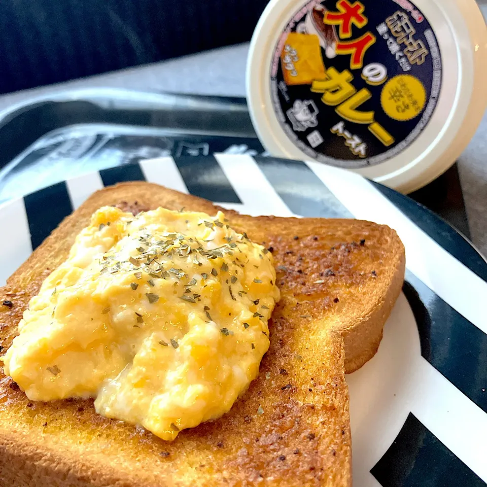 Snapdishの料理写真:ポテトースト　大人のカレーで朝ごはん🍳🍞|ららさん