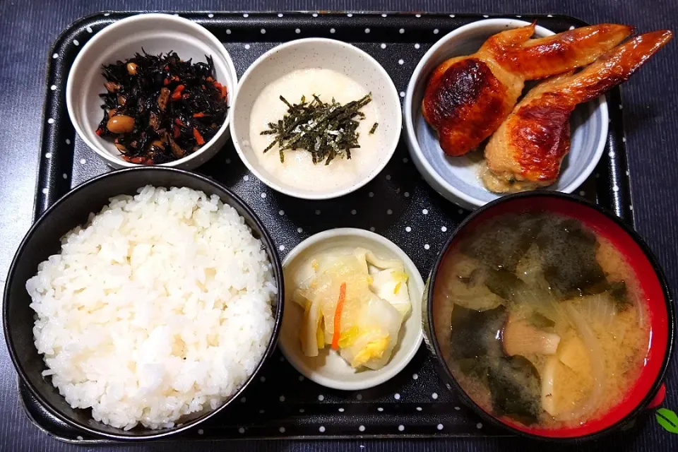 今日の朝ごはん（ごはんに手羽餃子、とろろ、ひじき煮、玉ねぎとエリンギのみそ汁、白菜の浅漬）|Mars＠釜飯作り研究中さん