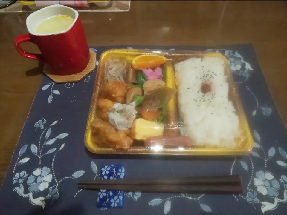 Snapdishの料理写真:朝
・アレンジ卵かけ納豆ご飯:温かいご飯、生卵、納豆、塩昆布、クリスピーフライドオニオン、醤油
・炒り豆
・熱い日本茶:粉茶

昼はどんどん弁当♪
・から揚げ幕の内弁当:560円
・カップコーンポタージュ

しっかり頂きました♪ #ご飯 #どんどん弁当|enarinさん