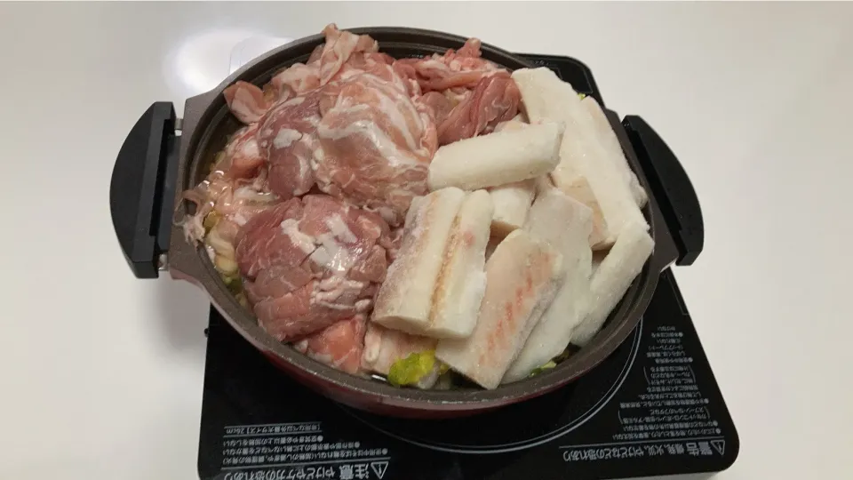 晩御飯です♪「寄せ鍋」白菜・しめじ・人参・えのき・豚こま・豚バラ・たら。〆はうどん5玉。寒い🥶今日は仕事の調理で家でも使った事ない「ローズマリー」を使って下さい。と依頼され😅長年の勘とTVや料理本で見たイメージで調理。「枝のまま乗ってたな」程度やけど😅|Saharaさん