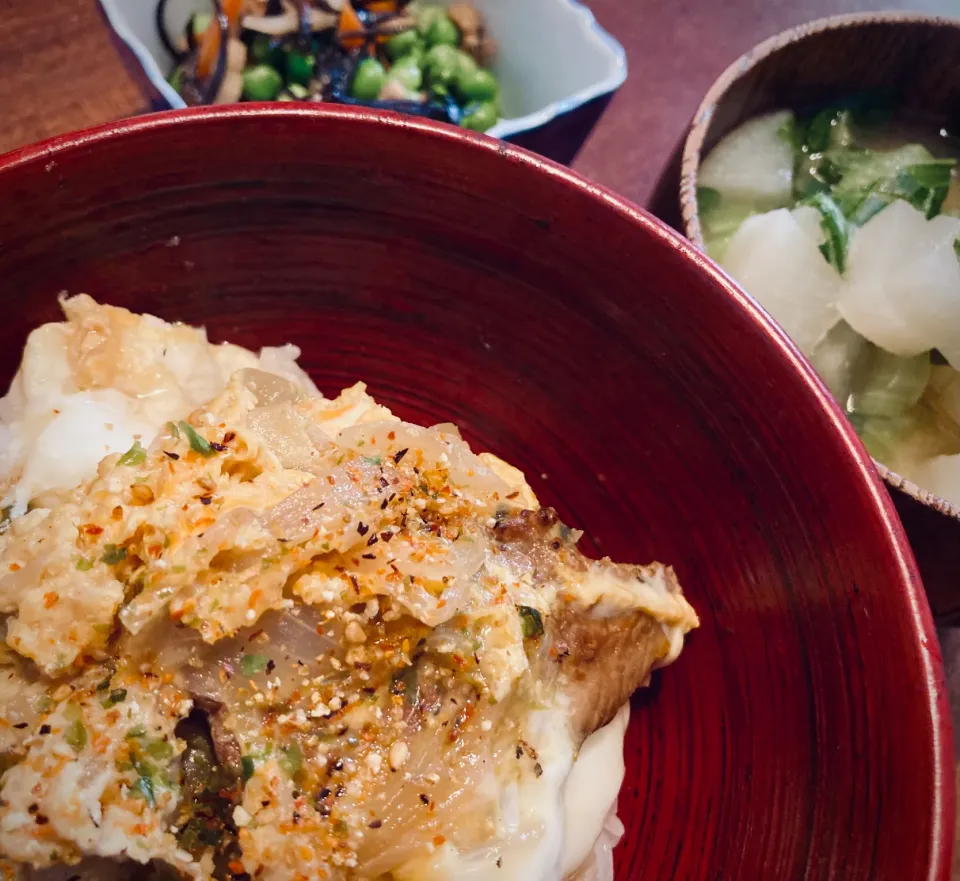 秋刀魚の蒲焼缶詰の卵とじ丼🥚🐟|こじまるさん