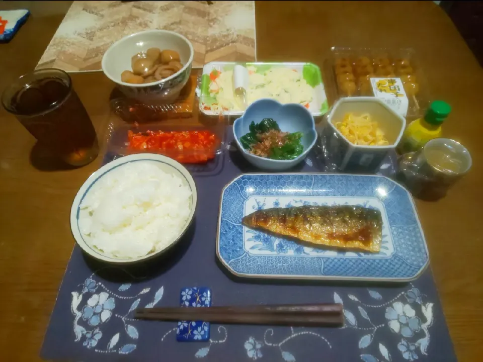 Snapdishの料理写真:お惣菜の鯖の塩焼きと煮物(夕飯)|enarinさん