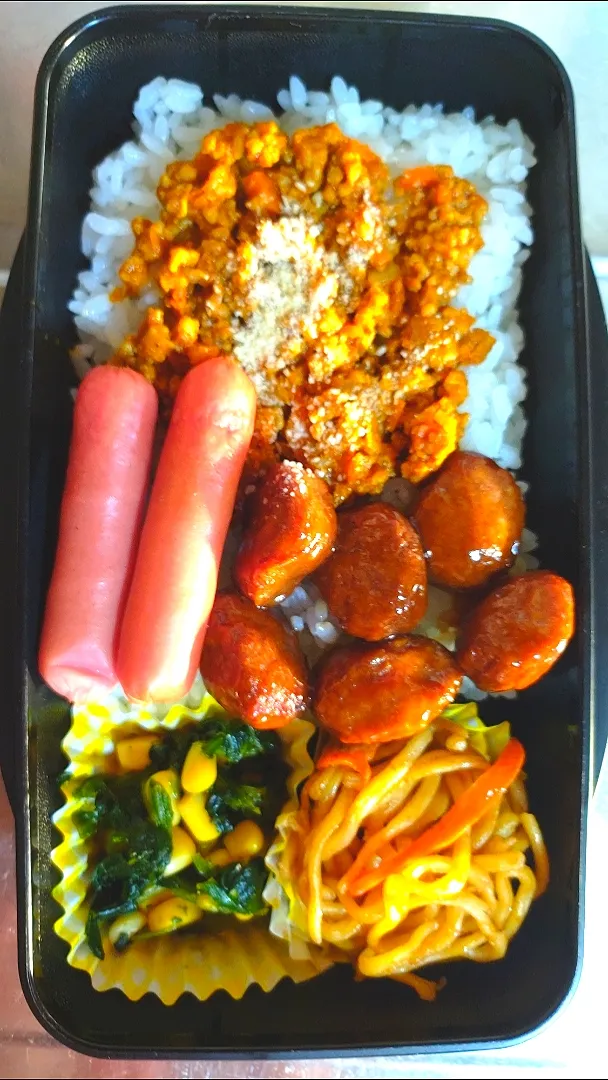 旦那弁当　2023/2/5

ドライカレー
ミートボール
ウインナー
焼きそば
ほうれん草とコーンあえ|ユキヨメ♪さん