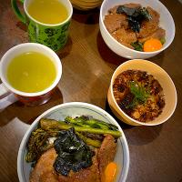 焼き肉丼　焼きスティックブロッコリー　海苔と豆腐の胡麻スープ　お茶