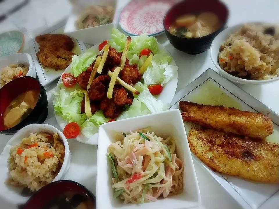 Snapdishの料理写真:昨日の夕食(*^^*)
炊き込みごはん
唐揚げ&ポテト&サラダ🥗
カラスカレイバターソテー
春雨サラダ
お味噌汁(お麩、豆腐、ワカメ)|プリン☆さん