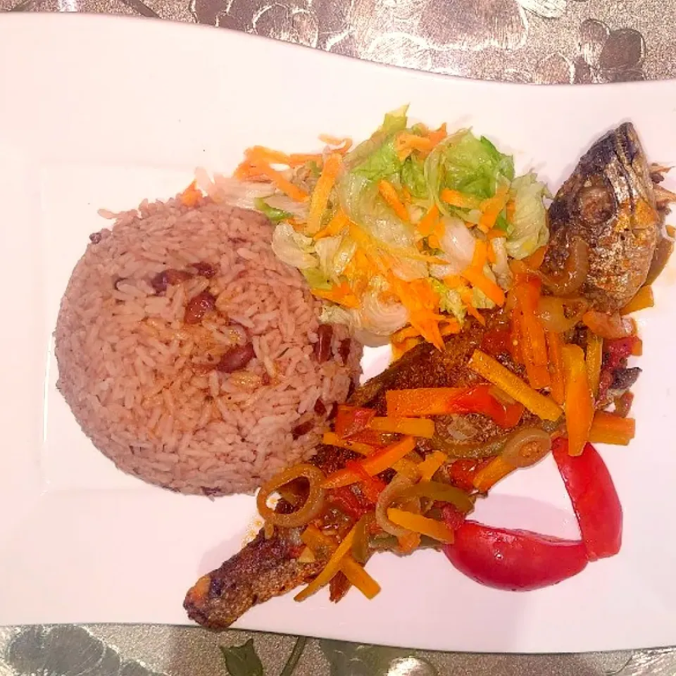 Snapdishの料理写真:Rice & beans with stew fish and fresh veggies|Trudyleeさん