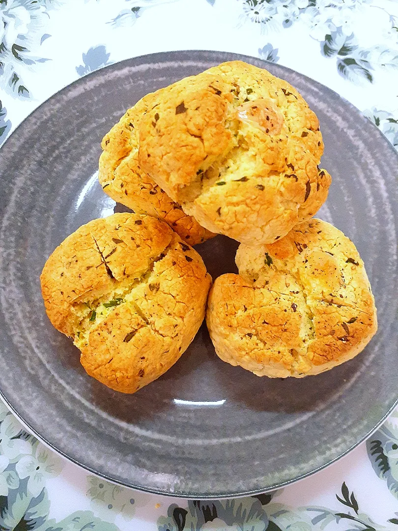 Snapdishの料理写真:がぁがさんの料理 セロリの葉っぱのチーズプチパン🌱
〜 熊本県産セルリーの葉っぱ使用 〜|@きなこさん