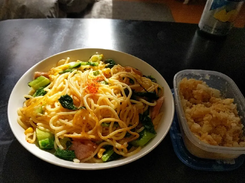 Snapdishの料理写真:夜勤明け春待ち遠しいペペロンチーノ風パスタ（菜の花他色彩豊かな食材使用）・鰹節で和風ポテトサラダ|Tarou  Masayukiさん