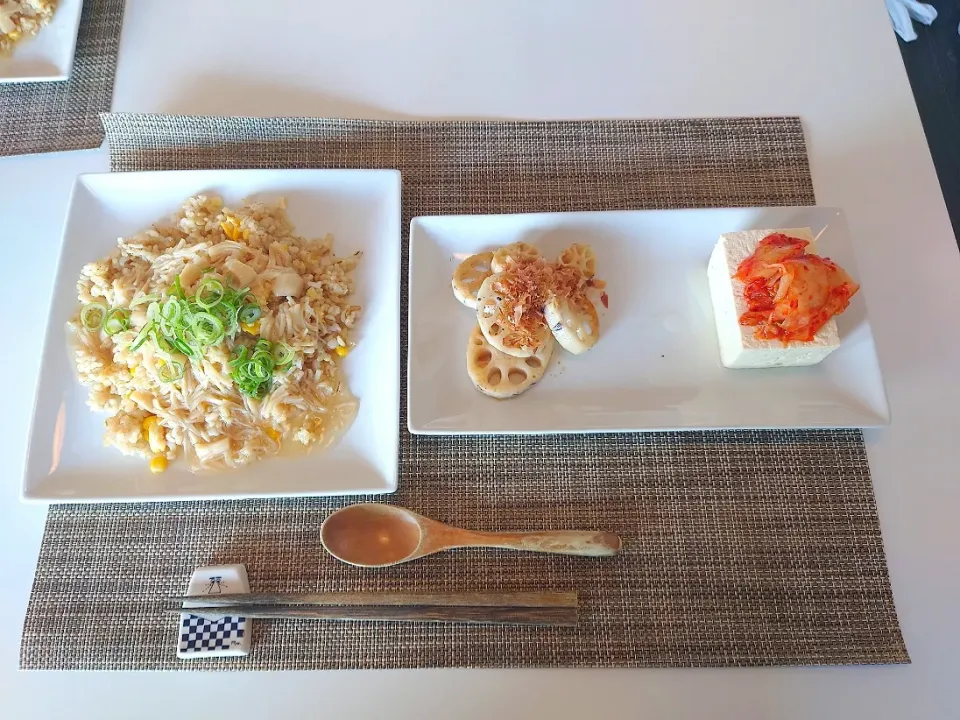 今日の昼食　ほたて缶あんかけ炒飯、れんこんナンプラー焼き、キムチのせ冷奴|pinknari🐰🌈さん