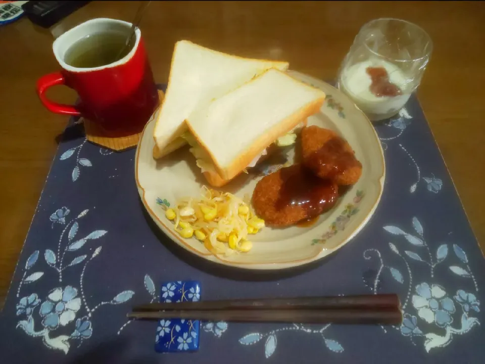 サンドイッチとコロッケと苺ジャムヨーグルト(昼飯)|enarinさん