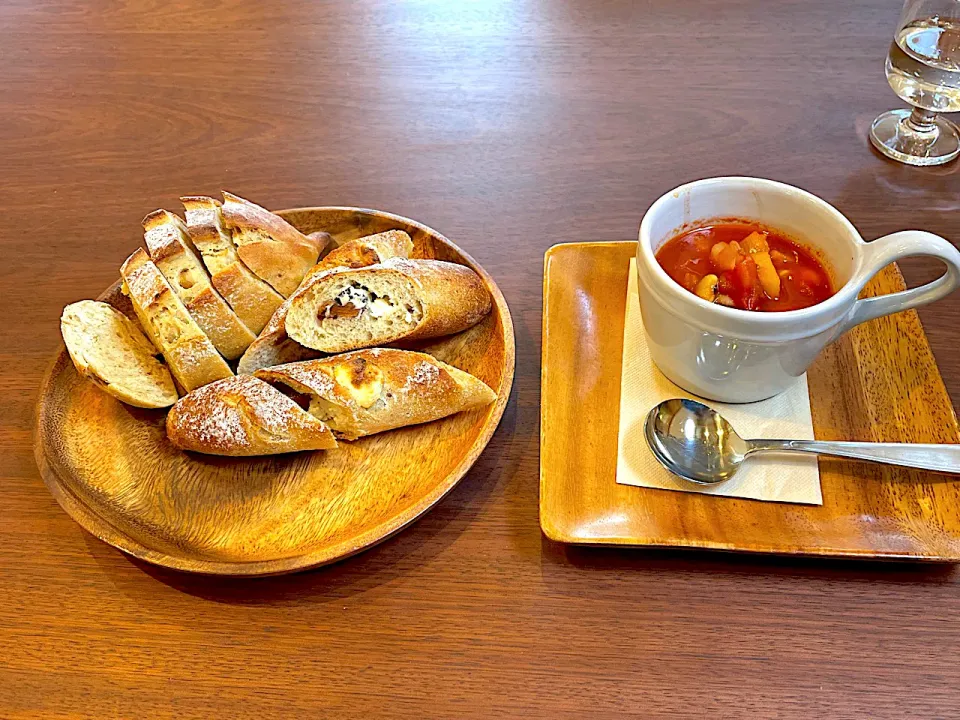 いちじくのパン🍞と干柿とクリームチーズのパン、スープ|コージ💫さん