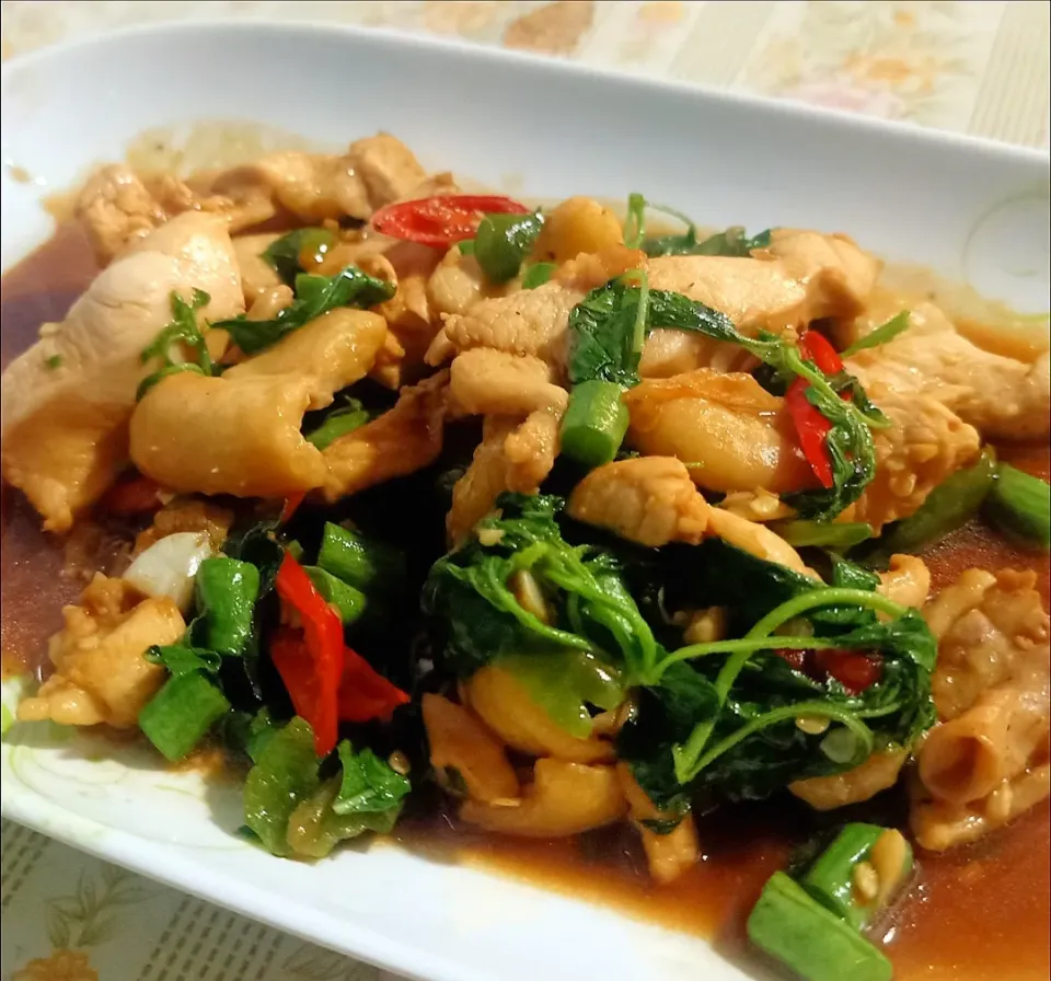 Stir Fried Basil with Chicken|🌿Veerapan Mu🌿さん