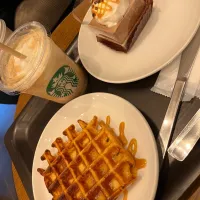 Snapdishの料理写真:スタバ☕️🧇|おぎしょーさん