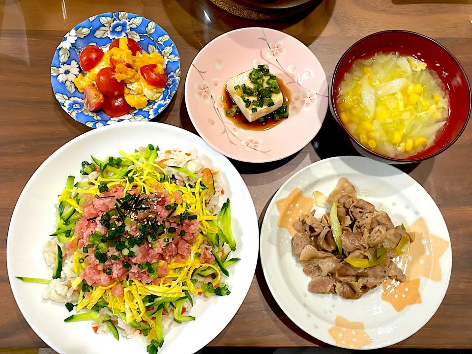 ちらし寿司　豚肉と長ネギのポン酢炒め　キャベツとコーンの中華スープ　湯豆腐　卵とトマトの炒め物|おさむん17さん