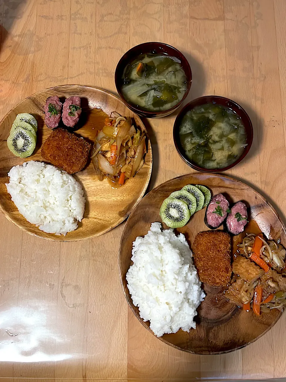 イカカツフライ　揚げ豆腐の野菜炒め　ネギトロ軍艦　わかめと野菜の味噌汁　キウイ|そのみさん