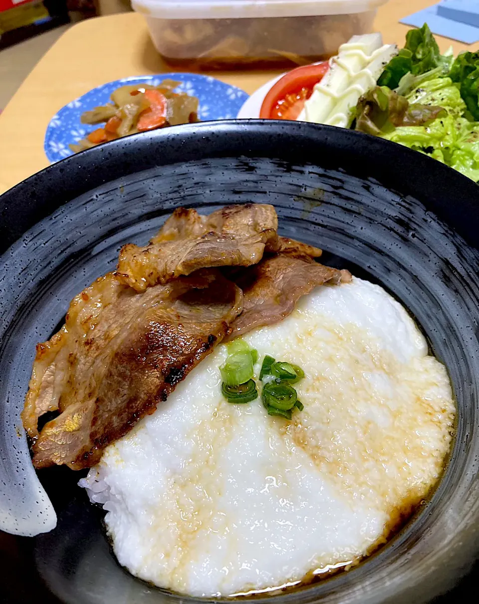 単身赴任中の男飯(とろろと焼き肉丼)|おおもりの星さん