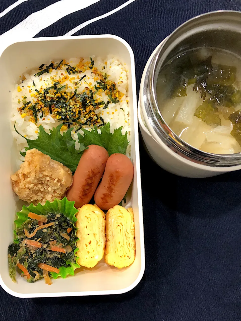 Snapdishの料理写真:のりたまご飯、たまご焼き、ウインナー、ほうれん草のごまあえ、ミニ塩唐揚げ、大根とわかめの味噌汁|きらきらさん