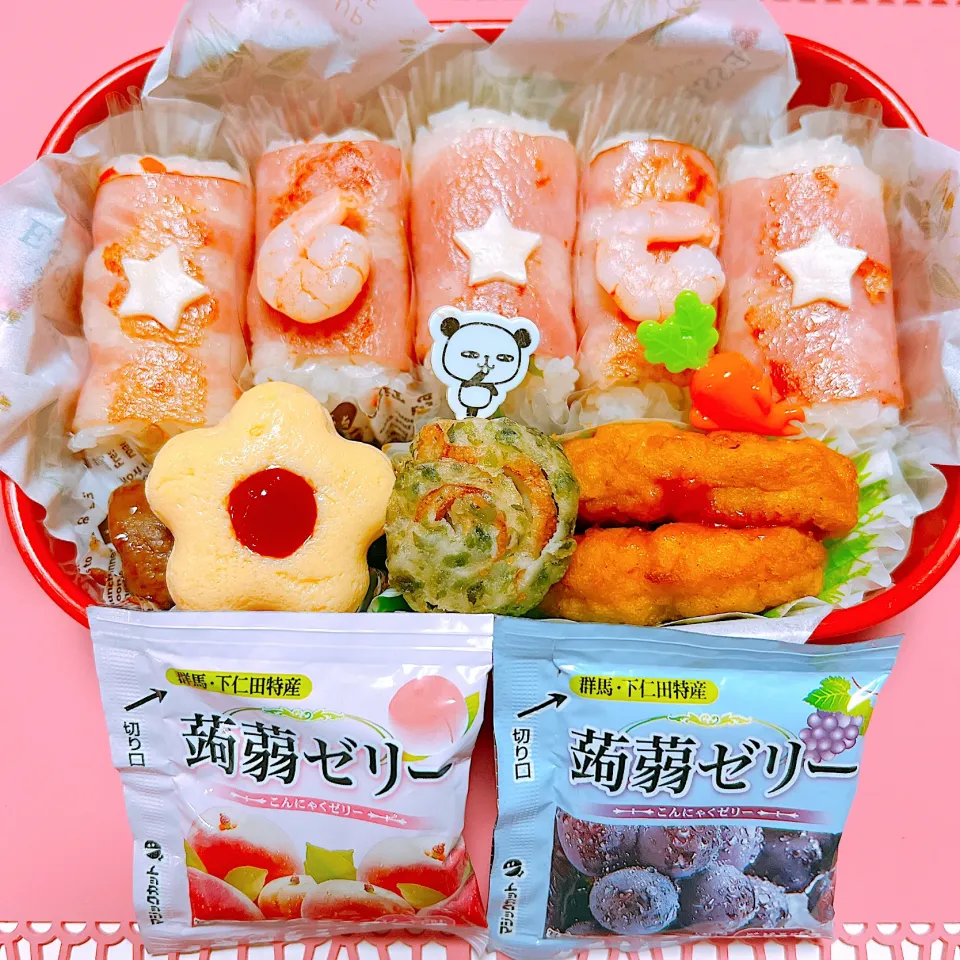 海老ピラフのベーコン巻きおにぎりお弁当🍱|miyurumoさん