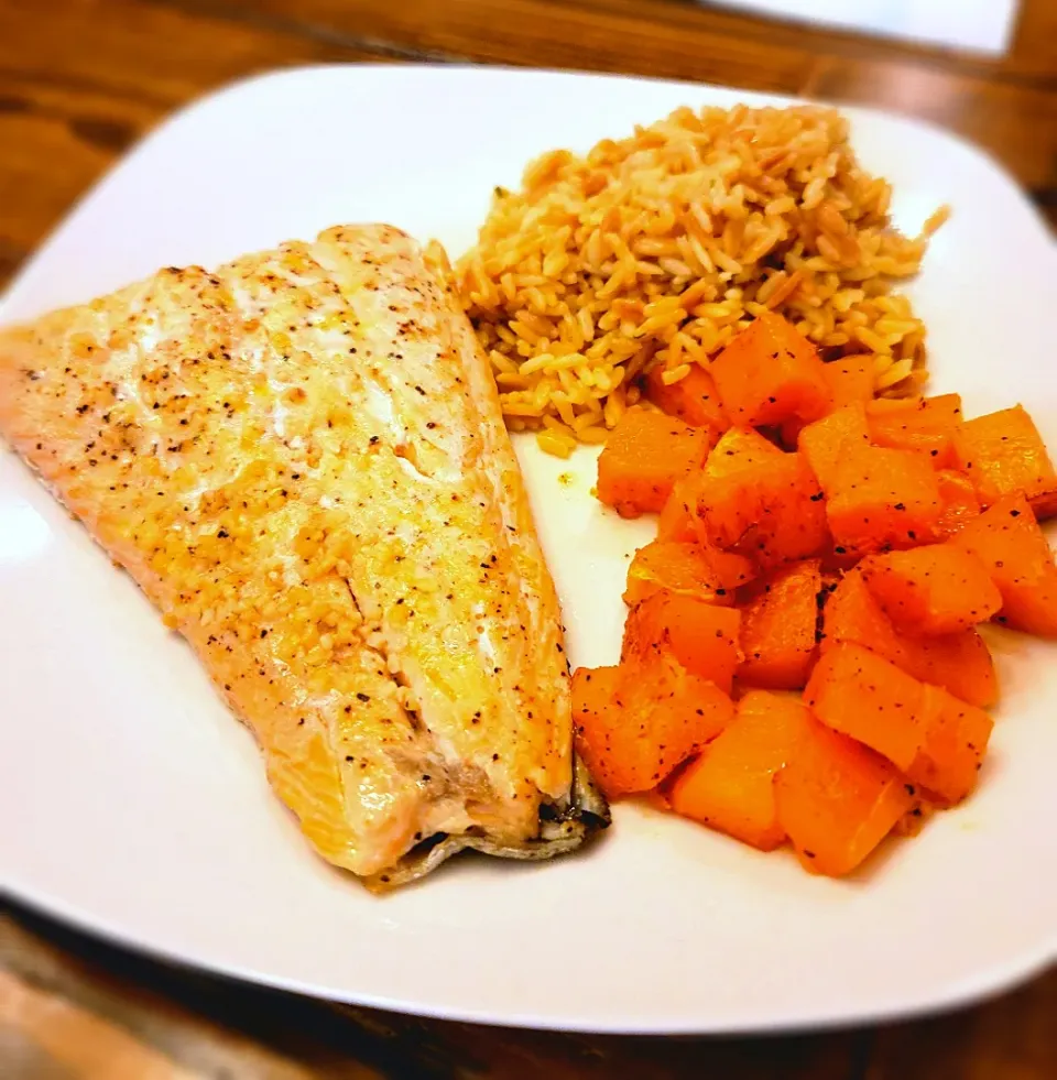 Garlic butter salmon with butternut squash and rice pilaf|Travis Stoneさん