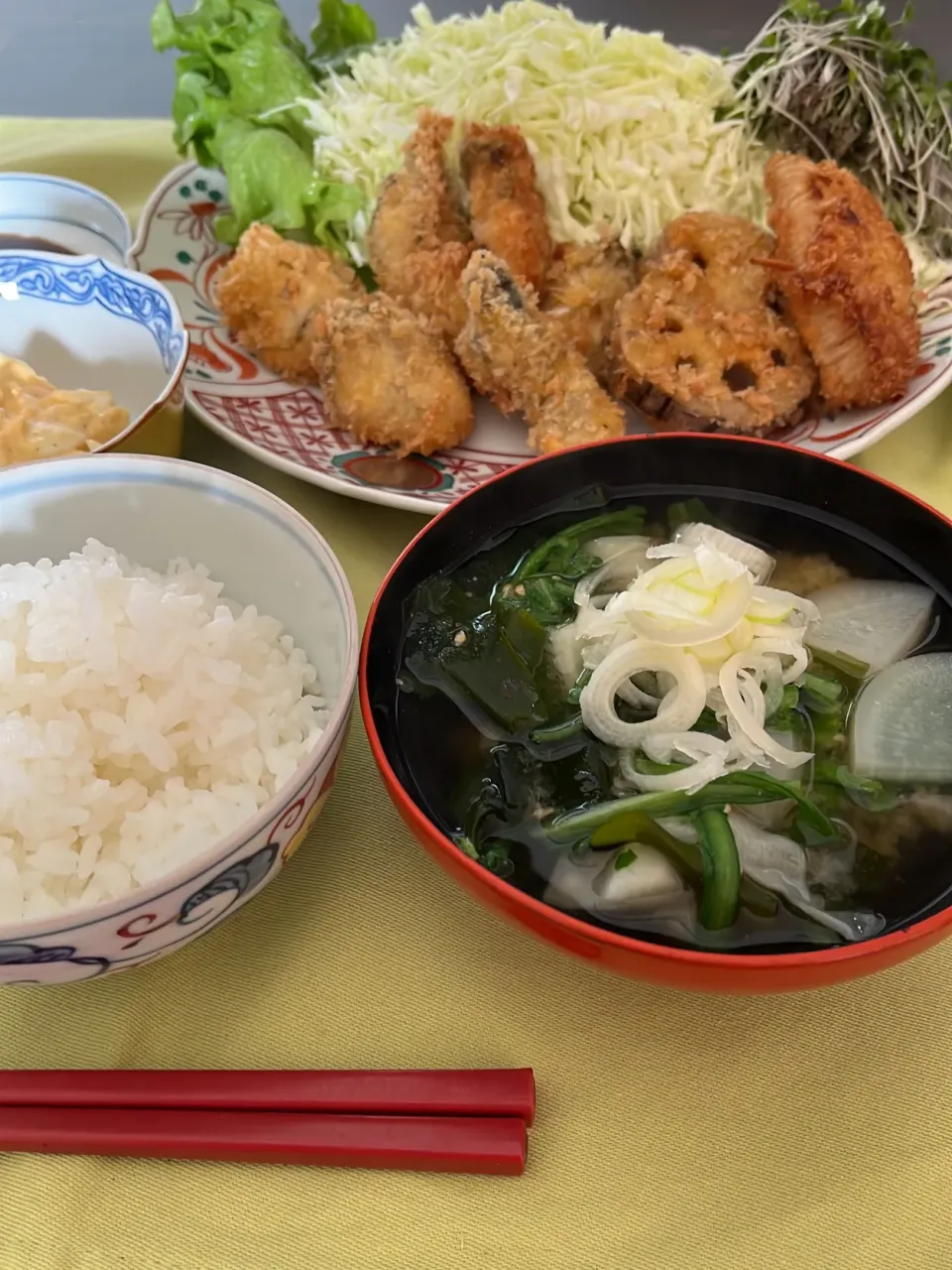 昨日の残りの牡蠣フライと蓮根と玉ねぎのフライと具沢山の味噌汁。|tamemitiさん