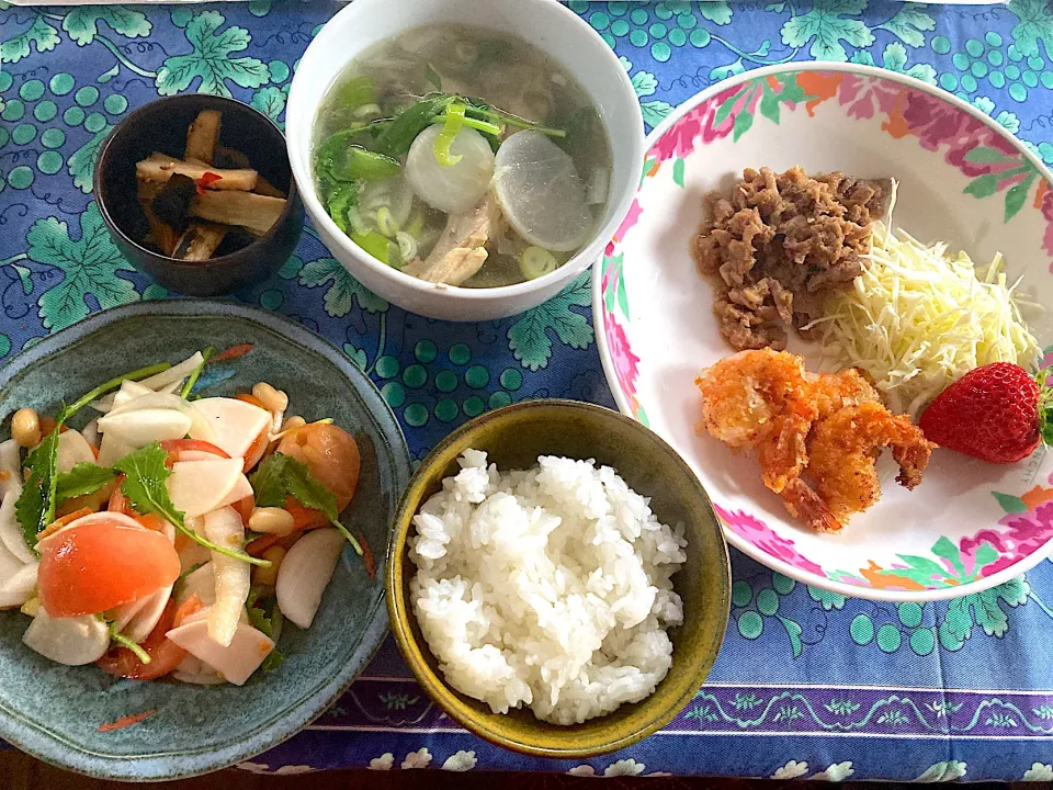 Snapdishの料理写真:生姜焼き、海老フライ、カブと鶏ガラのスープ、干し大根のはりはり漬け、蕪サラダ、ご飯|さくたえさん