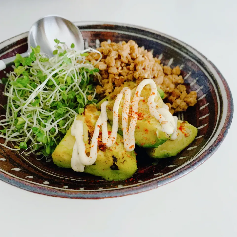 焼きアボカド丼🥑🫘🌱|leeさん