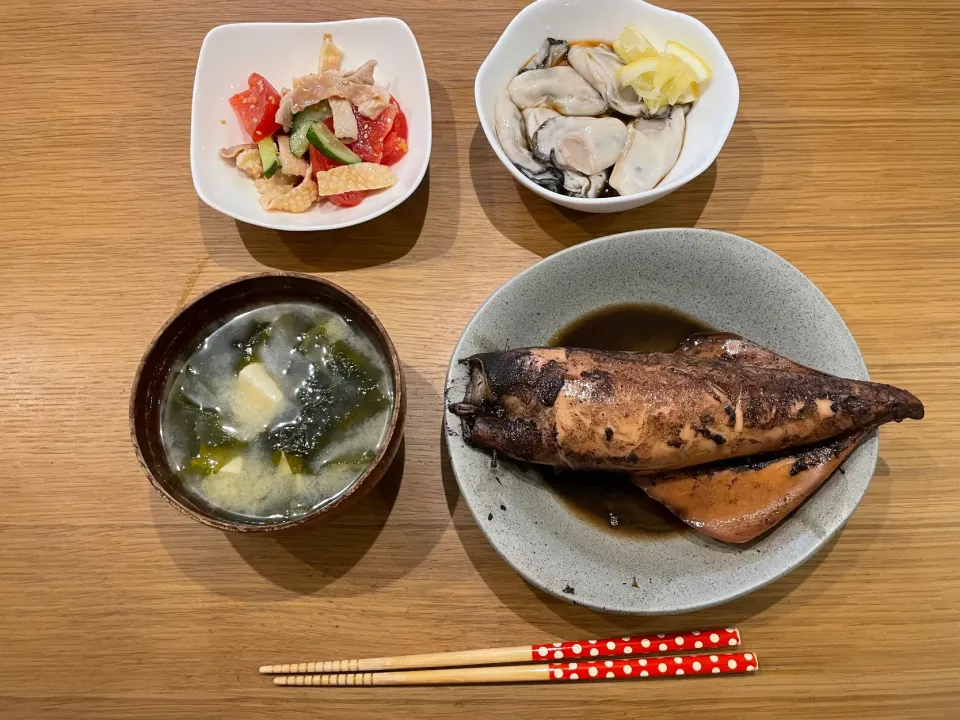 Snapdishの料理写真:今日の晩飯 ヤリイカ イカ飯 鶏皮サラダ|おーたたくとさん