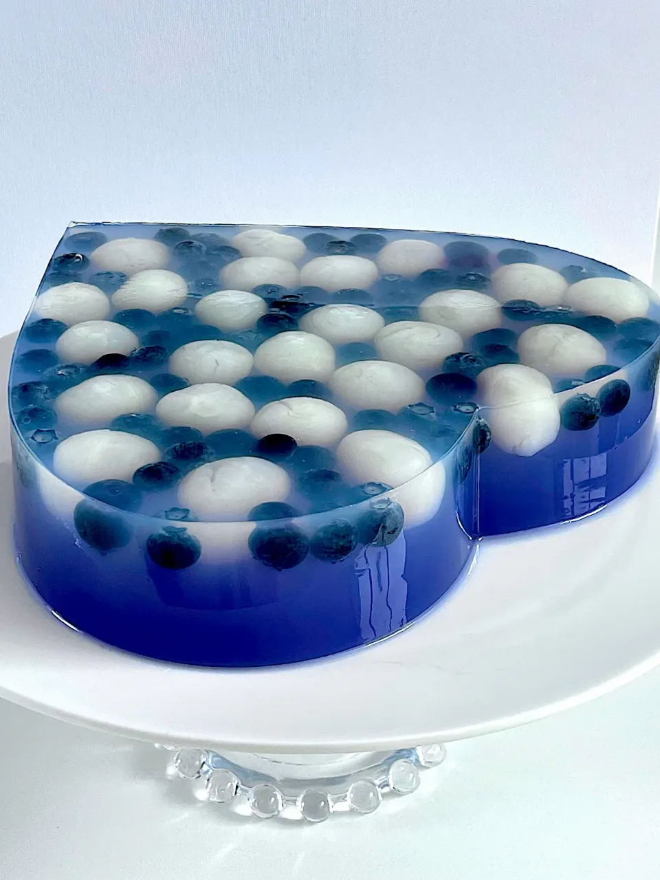 Lemongrass, kaffir leaf, butterfly blue pea jelly with longans and blueberries|12Dragonさん