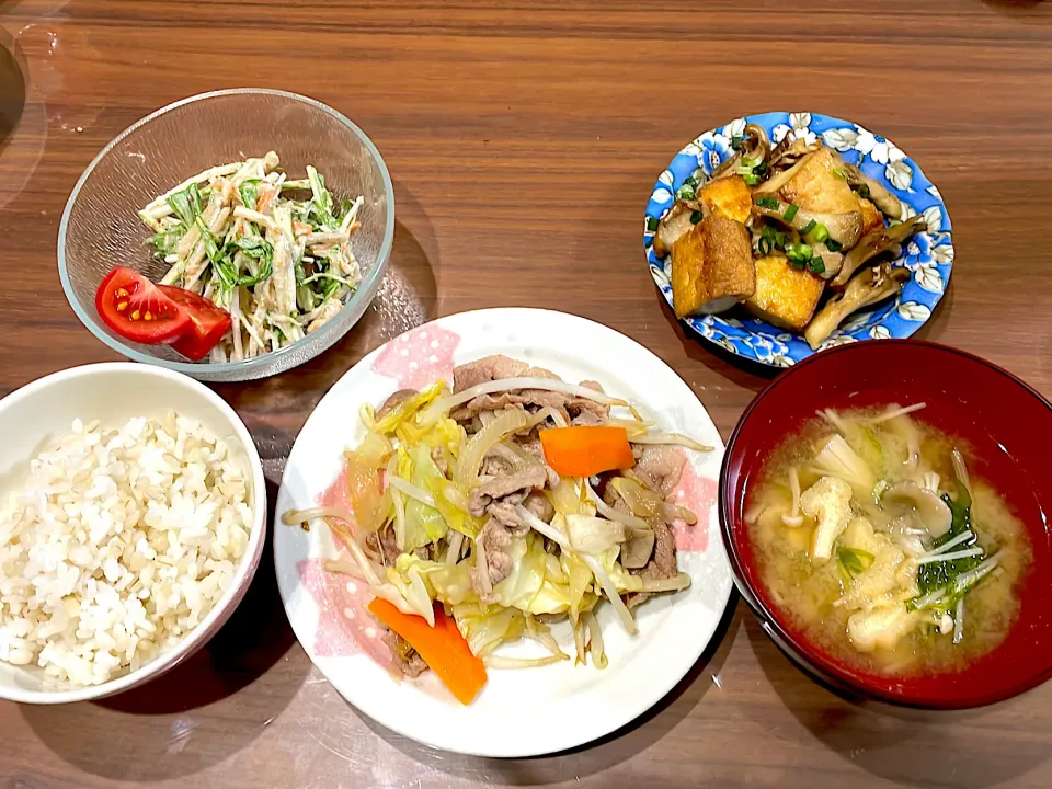 Snapdishの料理写真:肉野菜炒め　水菜とえのきの味噌汁　厚揚げと舞茸の甘辛炒め　水菜とごぼうの胡麻マヨサラダ|おさむん17さん