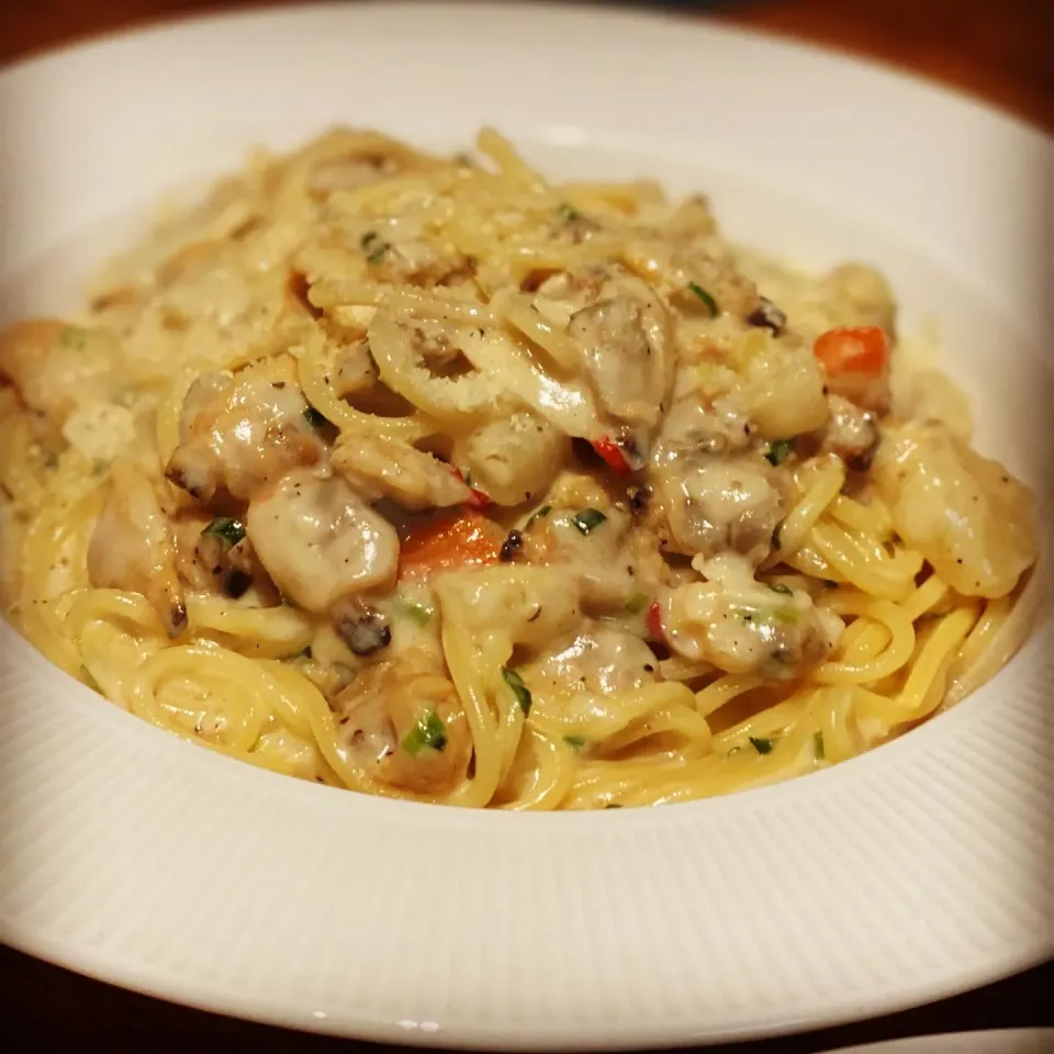 Dinner ! Dinner ! 
Pasta Monday 
Spaghetti Pasta 
In a Butter Cream  Sauce with Vongole (clams) & Chopped Chives , Garlic 
With Garlic Butter Toast 
#clams #spa|Emanuel Hayashiさん