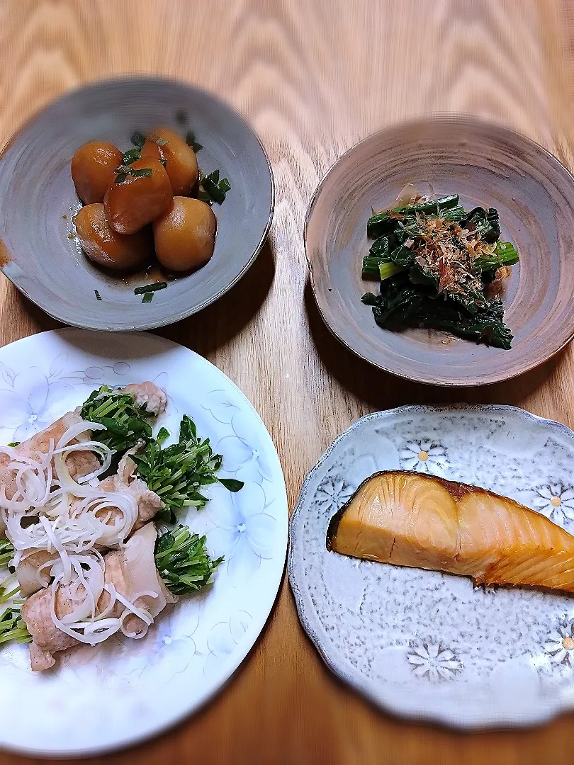 晩ごはん（焼き鮭、豆苗の肉巻き、玉こんにゃくの甘辛にんにく、ほうれん草のおひたし）|ささん