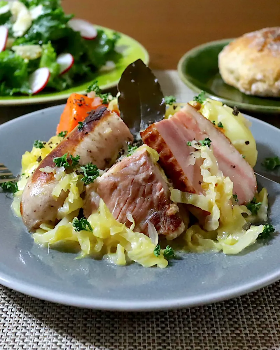 Snapdishの料理写真:肉類とシュークルートの煮込み🇫🇷|かおるさん