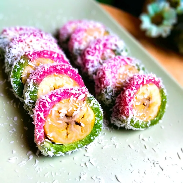 Ongol Ongol Pisang ( steam banana on tapioca roll ) Traditional Indonesian sweet|Elinaさん