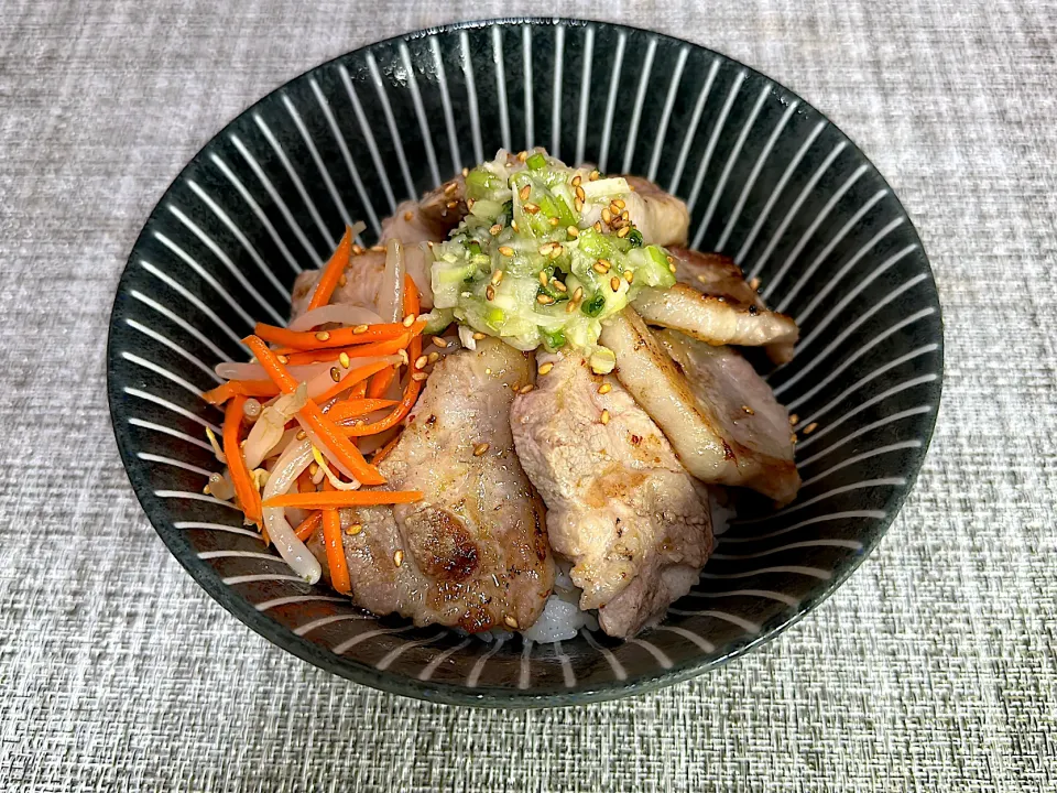 Snapdishの料理写真:ねぎ塩豚カルビ丼|Taさん