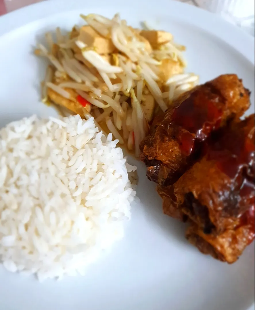 Snapdishの料理写真:Meal of the day 
Stir fried tofu with bean sprouts 
Ngor Hiang Meat Rolls|feeqsyaneeさん