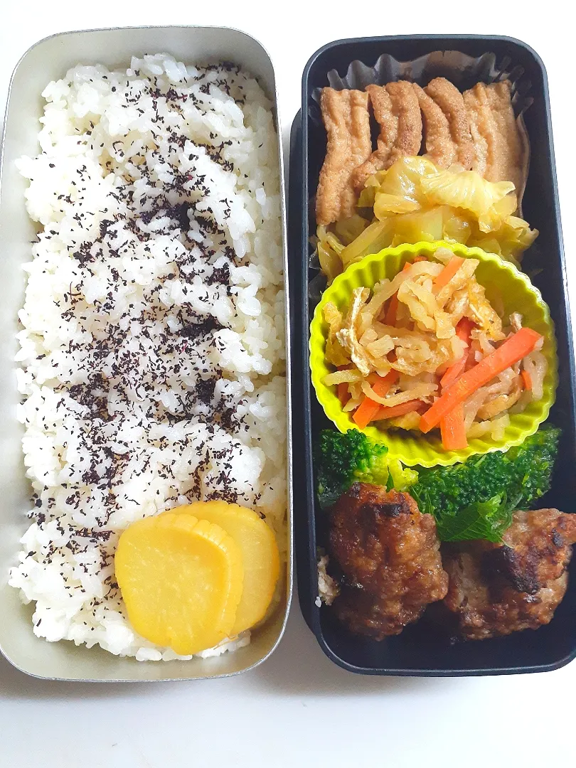 Snapdishの料理写真:☆中学生弁当☆ゆかりごはん、沢庵、厚揚げ煮浸し、切干大根、ブロッコリー、つくね|ｼｮｺﾗさん