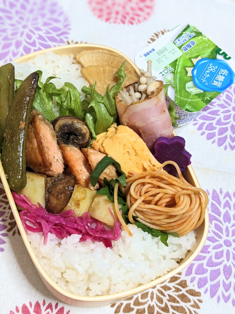 本日のお弁当〜。じゃがいもと鮭のガーリック炒め弁当〜