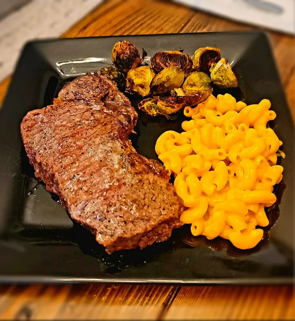 NY strip with roasted Brussel sprouts and Mac n cheese|Travis Stoneさん