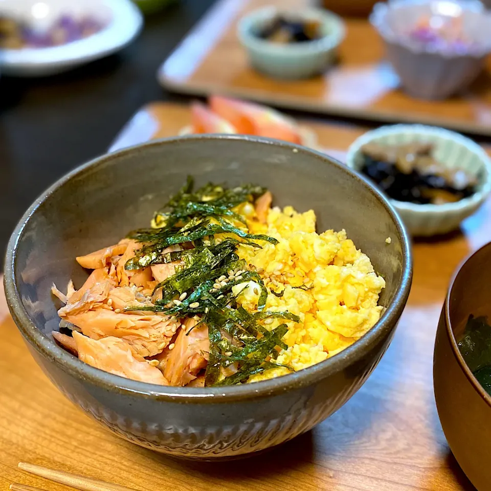 焼塩鮭とたまごのそぼろ丼|ちぐあささん