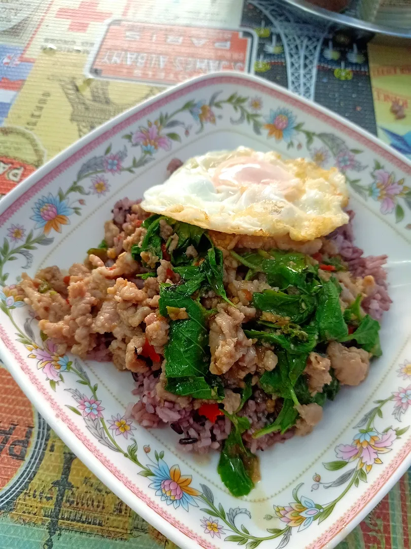 Pad Kaprao Moo Saap + Kai Dao 🐽🍳
Stir-fried Holy Basil w/ Minced Pork topped with Fried Egg 🥚 for Lunch 😋|An'leeさん